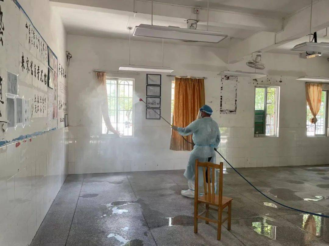 在教室,楼道,宿舍等场所认真仔细地消杀穿梭于民安中学的各个角落县疾