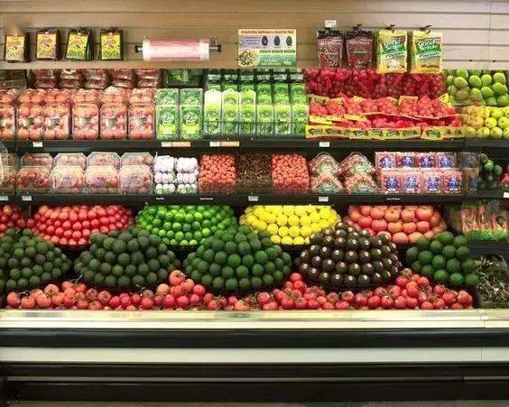 所有的菜被摆放的整整齐齐,仿佛一个个列队等待的士兵,等着你把它们