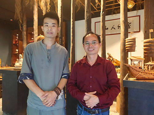 谢一棚向谢文淦展示了团队以及他自己创作的艺术作品