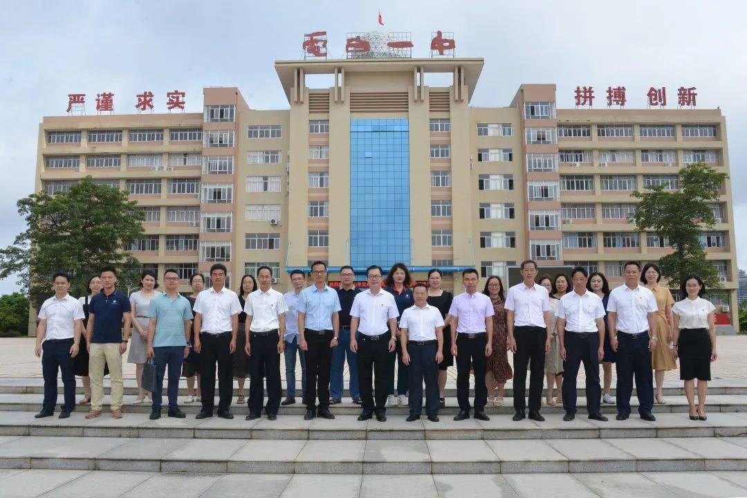 电白一中林立校长亲切交谈走进茂名市电白区电白一中03图丨傅陆根校长