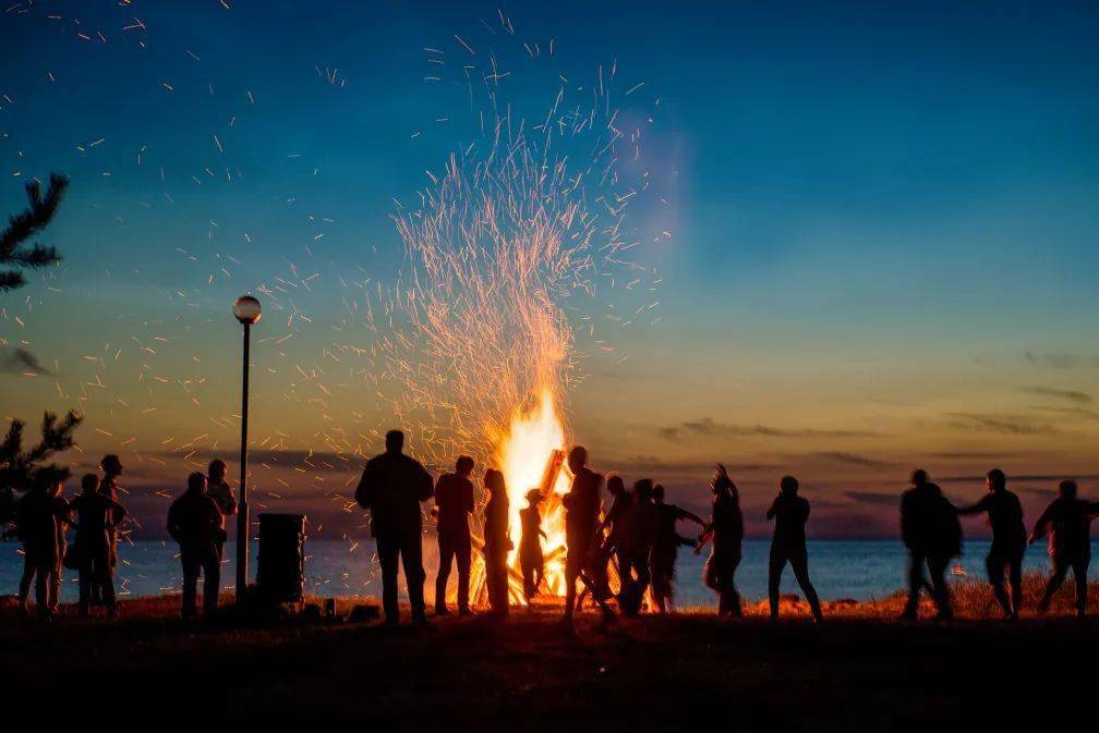 团建新方式沙滩团建轻奢不过夜露营畅享沙滩ktv篝火晚会烟花派对精致