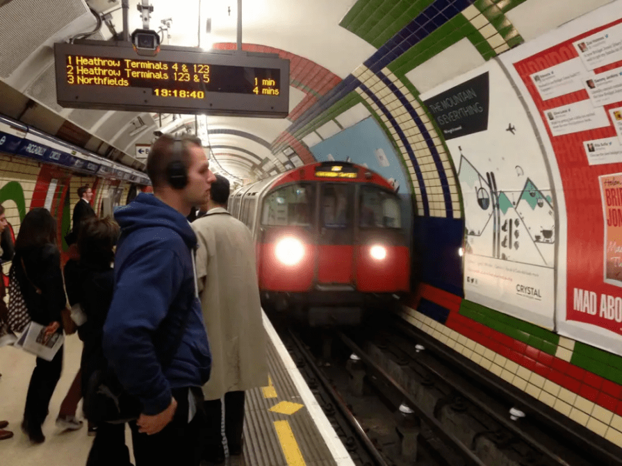 英国地铁终于有空调了,女王都来充卡!