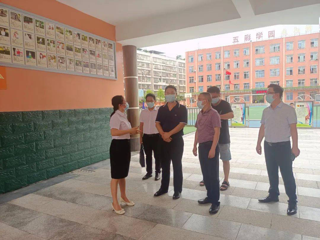 市委教育工委书记,市教育体育局党组书记,局长黎均平到凤山小学,翔凤