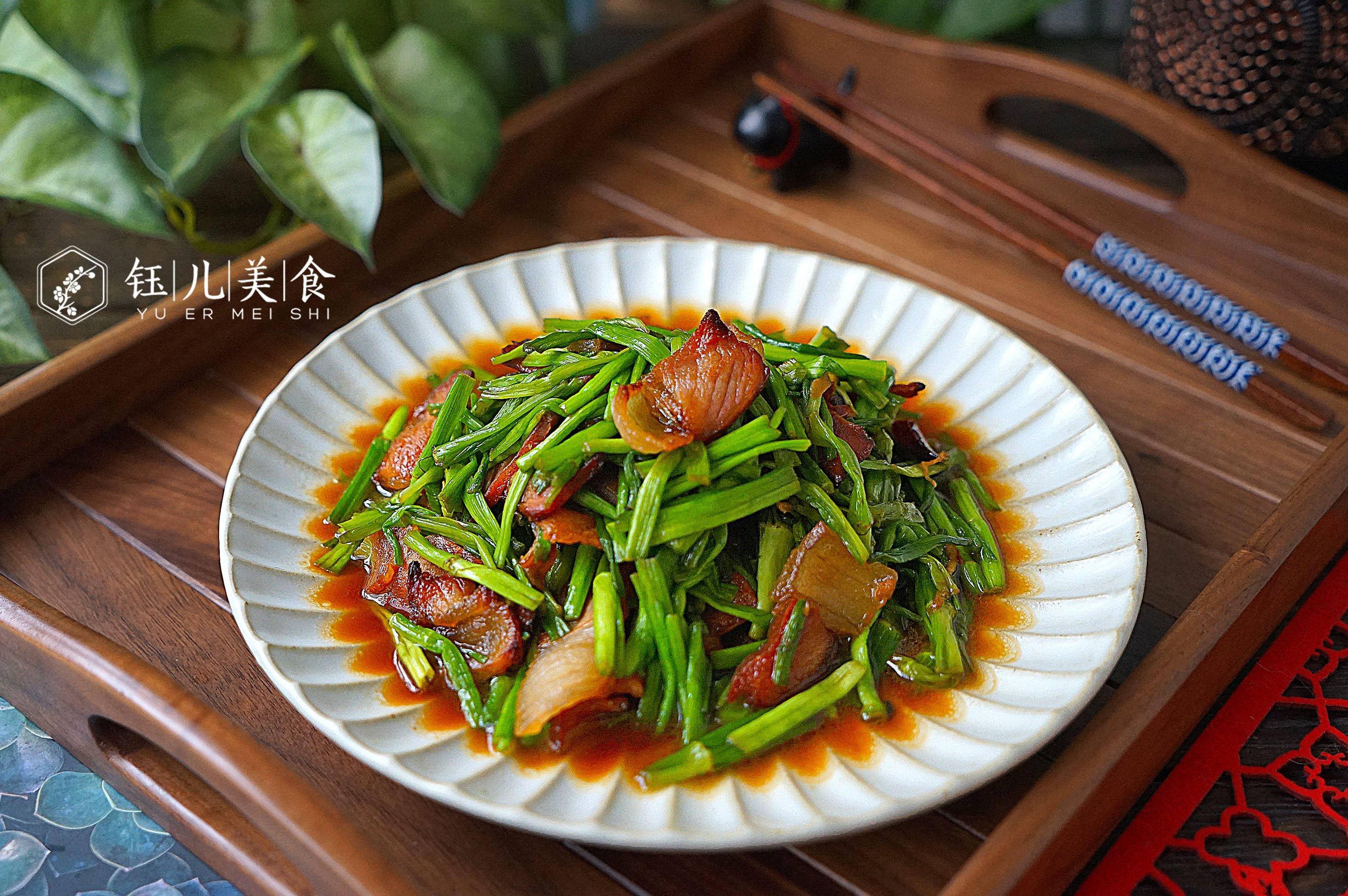 夏天,这菜和腊肉是绝配,一块钱炒一大盘,鲜嫩脆爽,味道贼香_水芹_口感