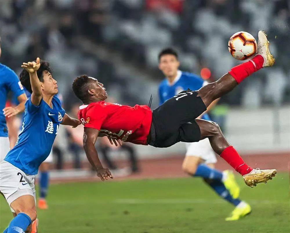 抓取扣人心弦的体育比赛拼搏瞬间