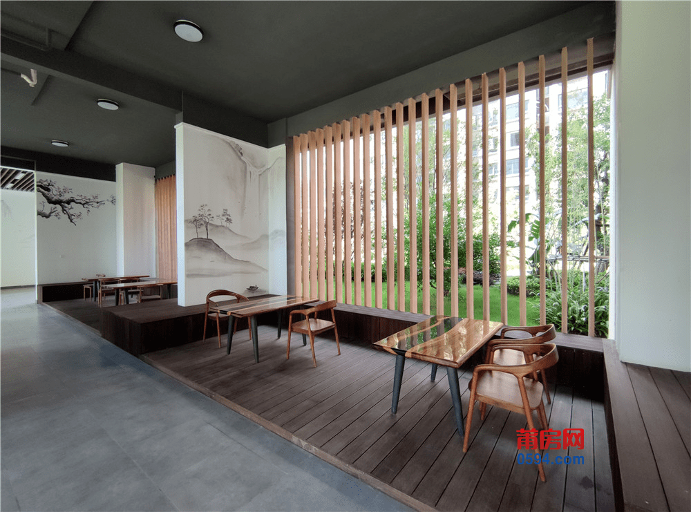 比如社区泳池,大型儿童乐园,架空层也利用了起来,做成了类似茶室,棋牌