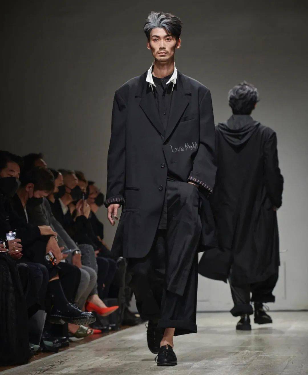 秀场名场面来了山本耀司邀来多位日本男明星走秀简直与yohji的气韵