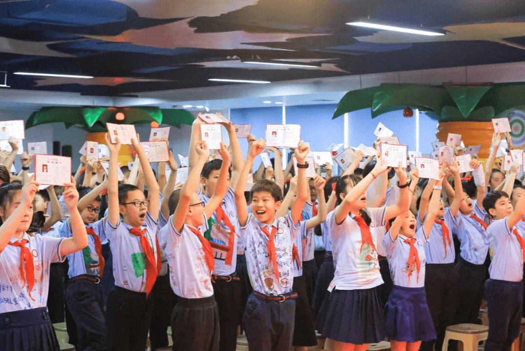学生们身着自己彩绘的校服展示毕业证书(央广网发 重庆巴蜀小学供图)