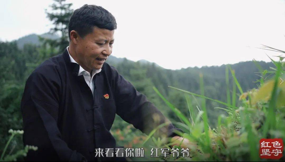 从那以后,张堂开家族四代延续,一直悉心守护着这座无名红军烈士墓