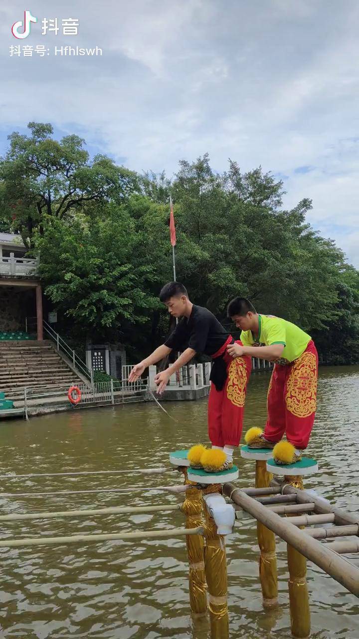 湖面挂起大风,顶着大风也要坚持水上梅花桩训练!