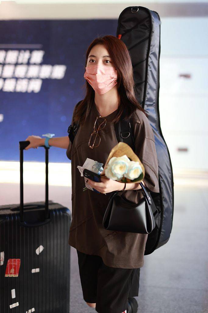 刘人语穿咸菜色斜纹t搭配黑色百慕大短裤 运动风满满_休闲_必备_工装