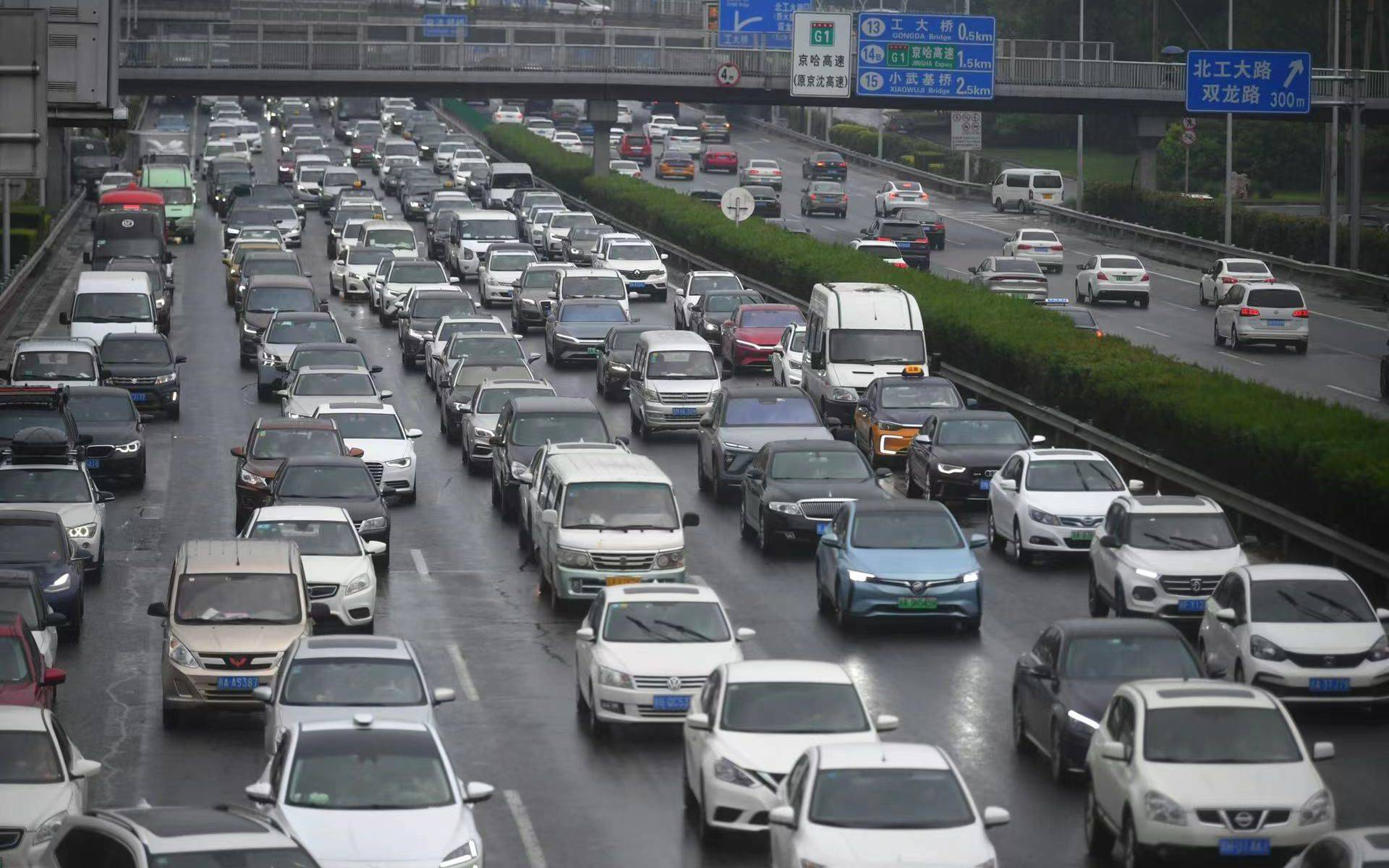 降雨遇上中小学返校北京今日早高峰严重拥堵