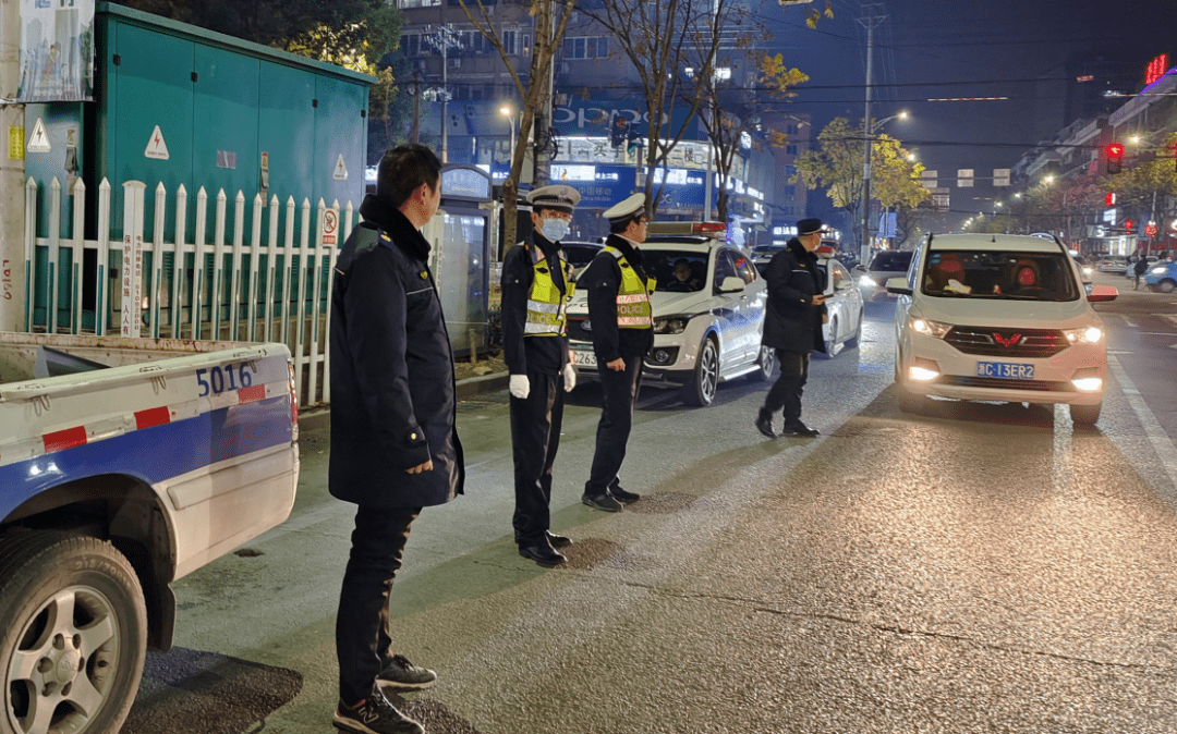 风采浙江省永嘉县公安局交警大队瓯北中队民警谢金勇倾情守好一条街用