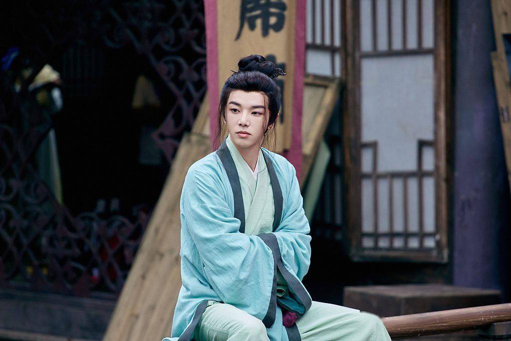 华晨宇《王牌对王牌》最新一期舞台照 cos酒剑仙古风造型惹眼