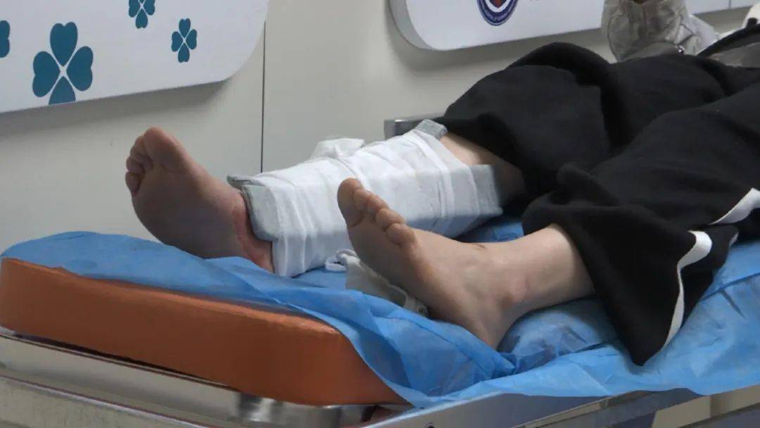 上树摘果意外坠地男子头部着地颈椎受伤的他还能重新站起来吗