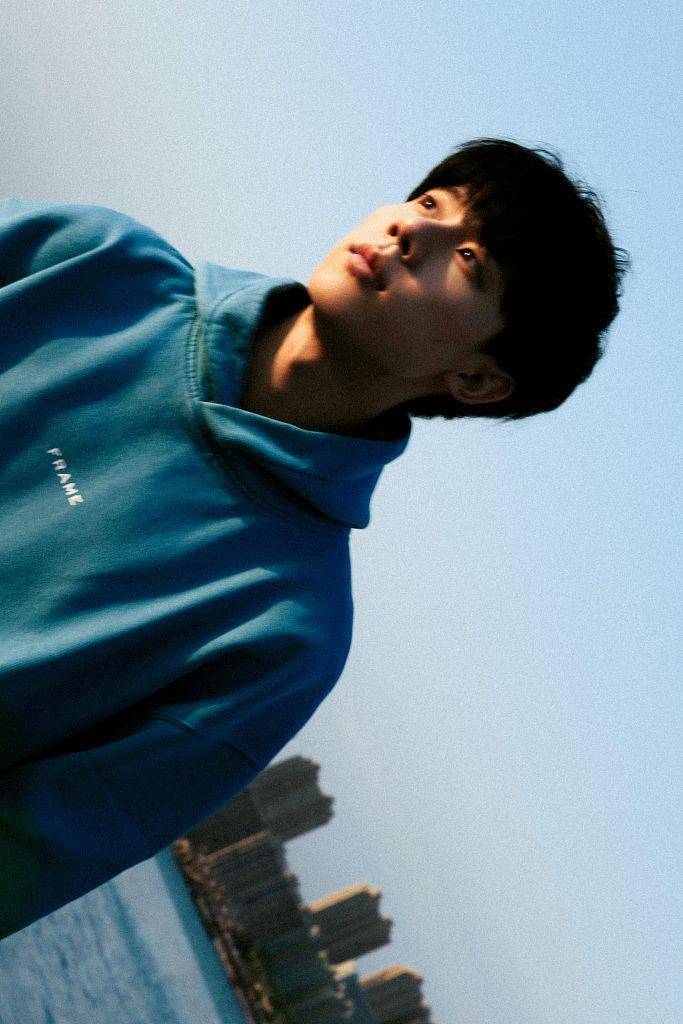 周奇发布海畔潮汐写真穿蓝色卫衣少年感十足