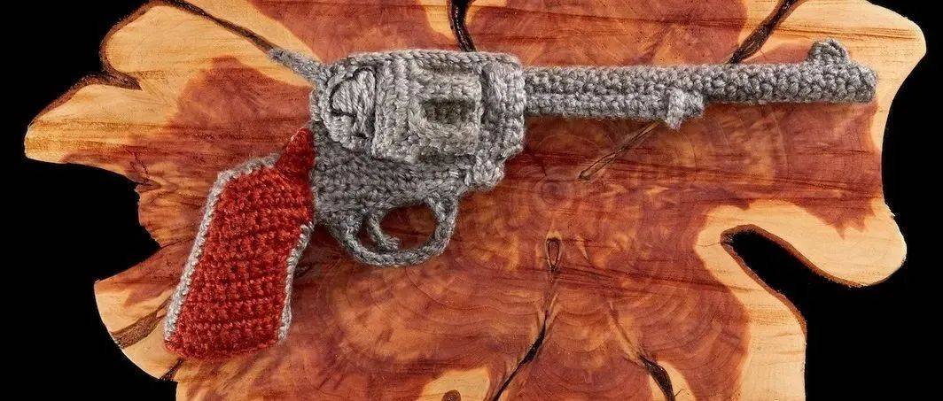 近距离射击： 枪支与现成品｜ARTFORUM观点_珍妮·霍泽尔_美国_问题