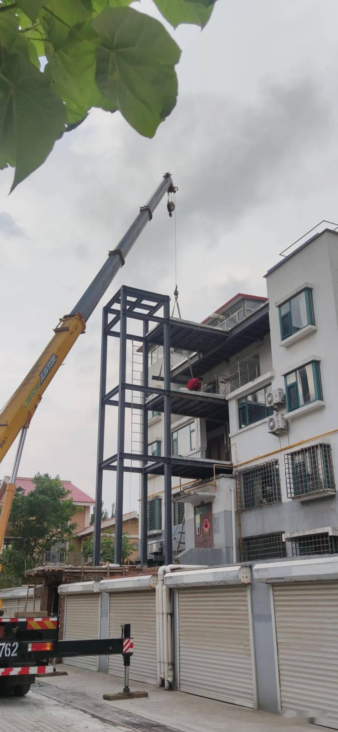 滨州市区这个小区加装电梯正在施工
