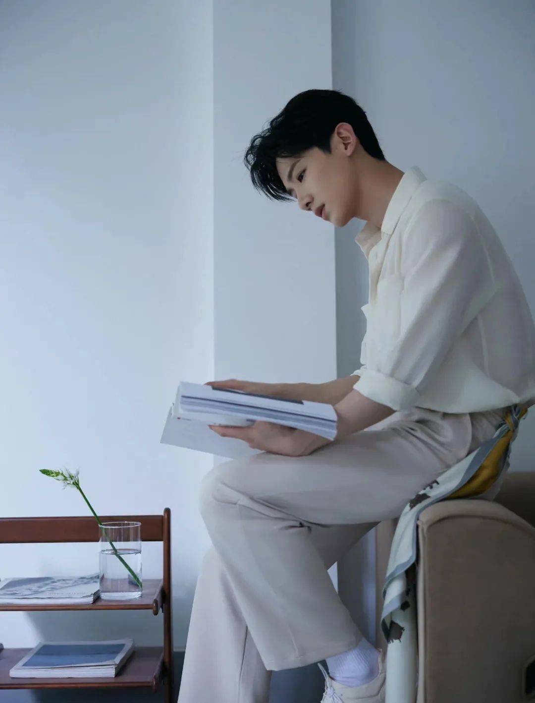 白敬亭行走的拍照姿势大全