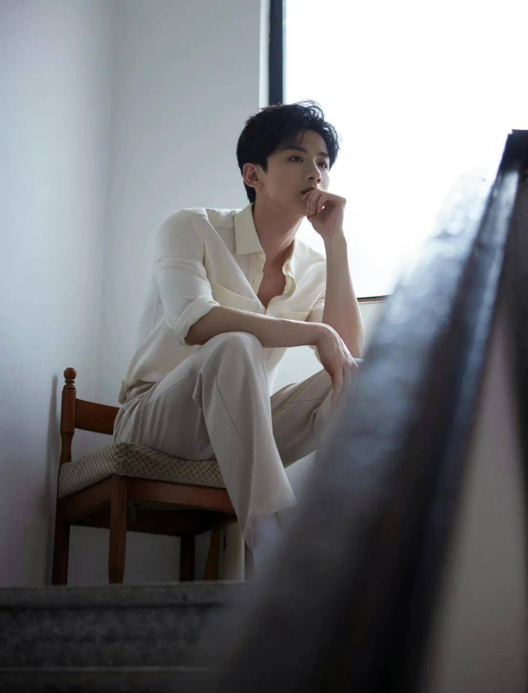 白敬亭行走的拍照姿势大全