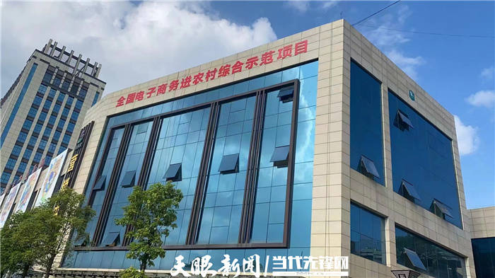 在做好电商培育的同时，盘州也持续引导本土产品品牌化。如今，盘州市电