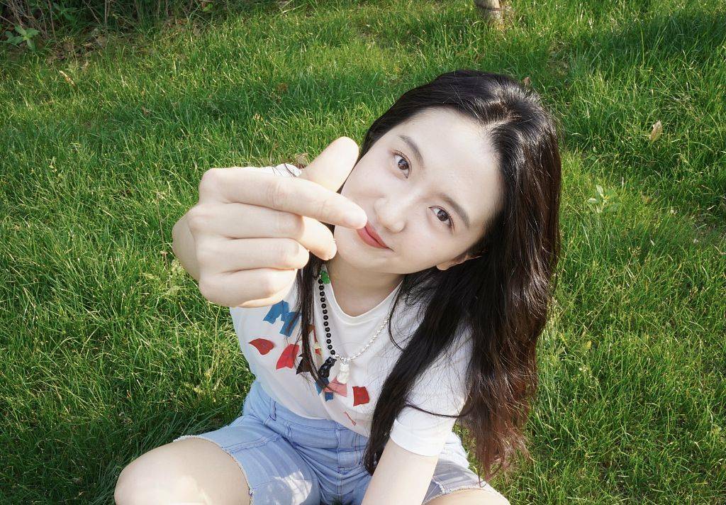 许龄月发布夏日户外阳光草地写真长发披肩比心甜笑清纯可人