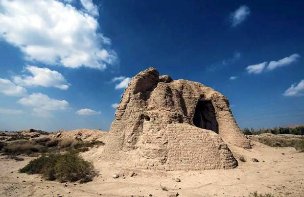 又称"轮台城"(现存争议),遗址略呈方形,南北长550米,东西宽450米,城