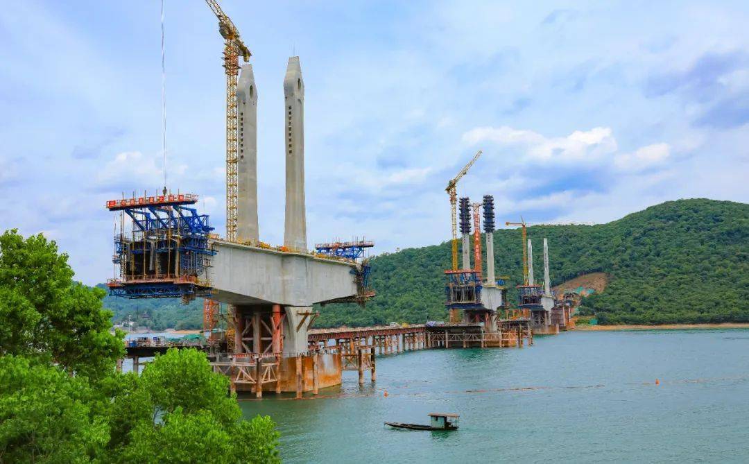 央视聚焦池黄高铁太平湖特大桥三座主塔全部封顶