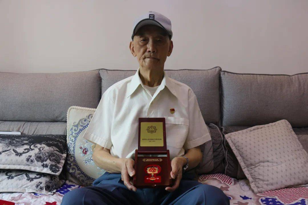 冯定清回信94岁老党员成渝铁路首发列车车长顾宝庆