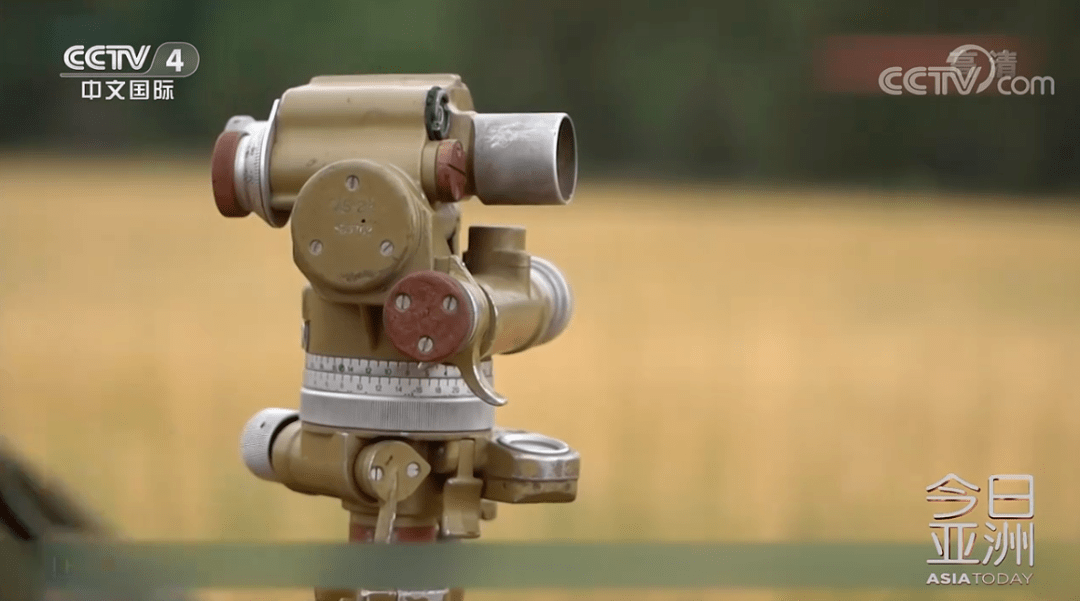 借助特殊的"炮兵方向盘"对这些地标进行观察,可以确定此刻火炮所在的