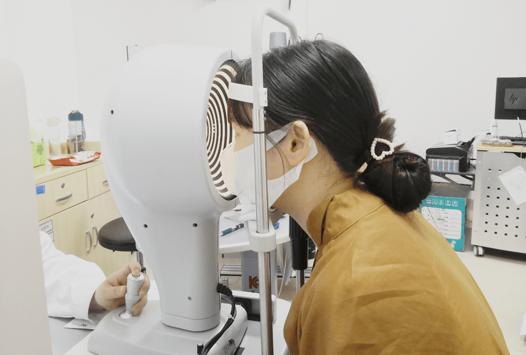 你不知道干眼症,那眼睛干涩总有过吧,眼睛容易疲劳,红血丝,有异物感