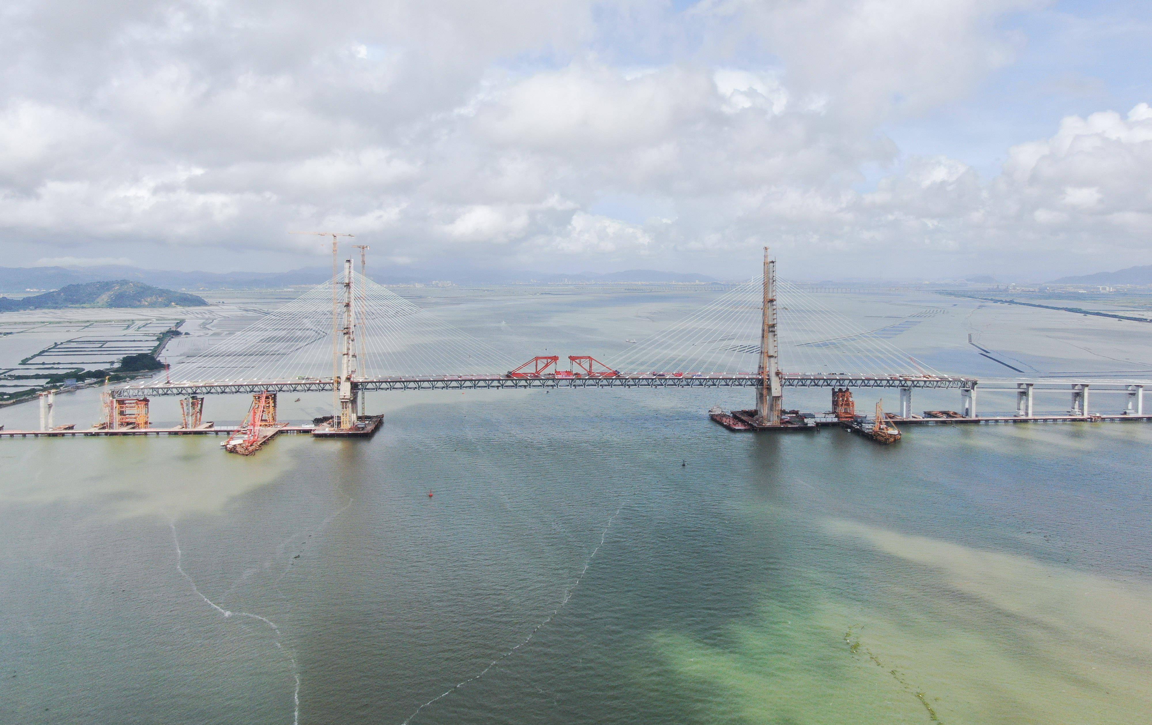 广东汕头牛田洋特大桥主桥合龙