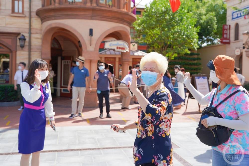 上海迪士尼乐园闭园百天重新开放：游客穿迪士尼元素服装互动，玲娜贝儿冲上热搜