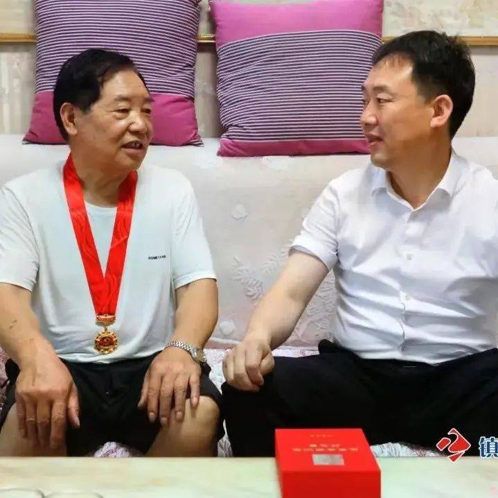 袁礼锋深入城区走访慰问老党员_镇安_生活_关怀