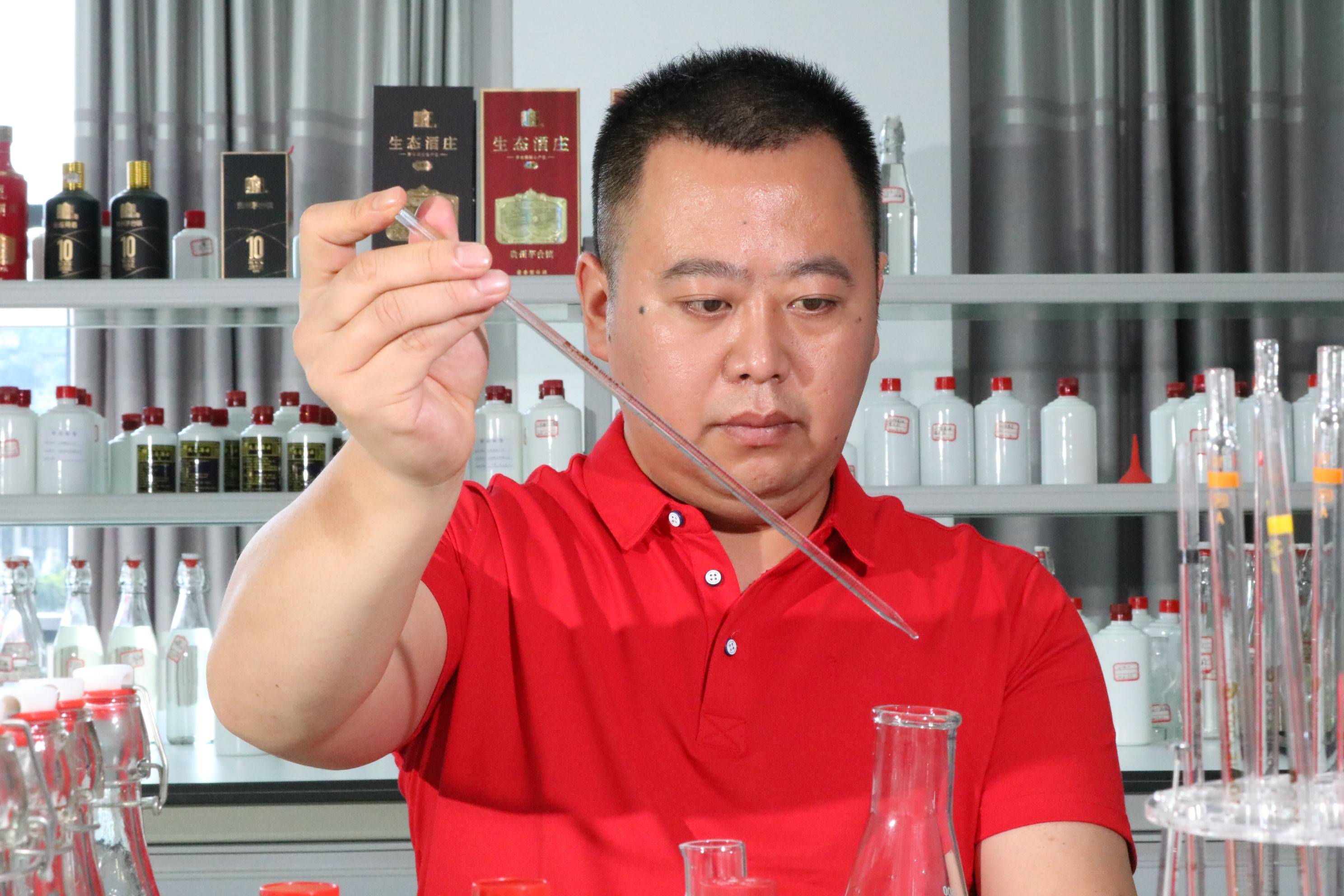 刘成是国家一级酿酒师,品酒师,茅台镇第四代酱酒传承人,贵州省第八届
