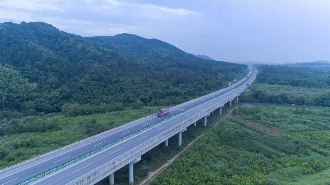 061公里,"三纵二横五联"高速公路网逐步构建;普通国省干线一级公路