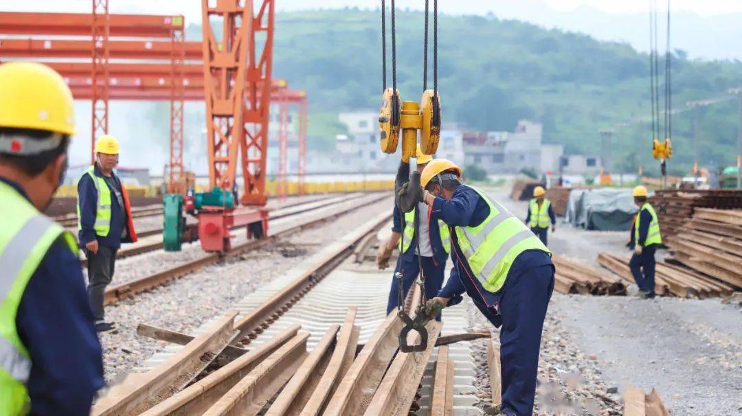 鎮雄這條鐵路預計7月中旬進行軌道鋪設._畢節_貴州省_鋪軌