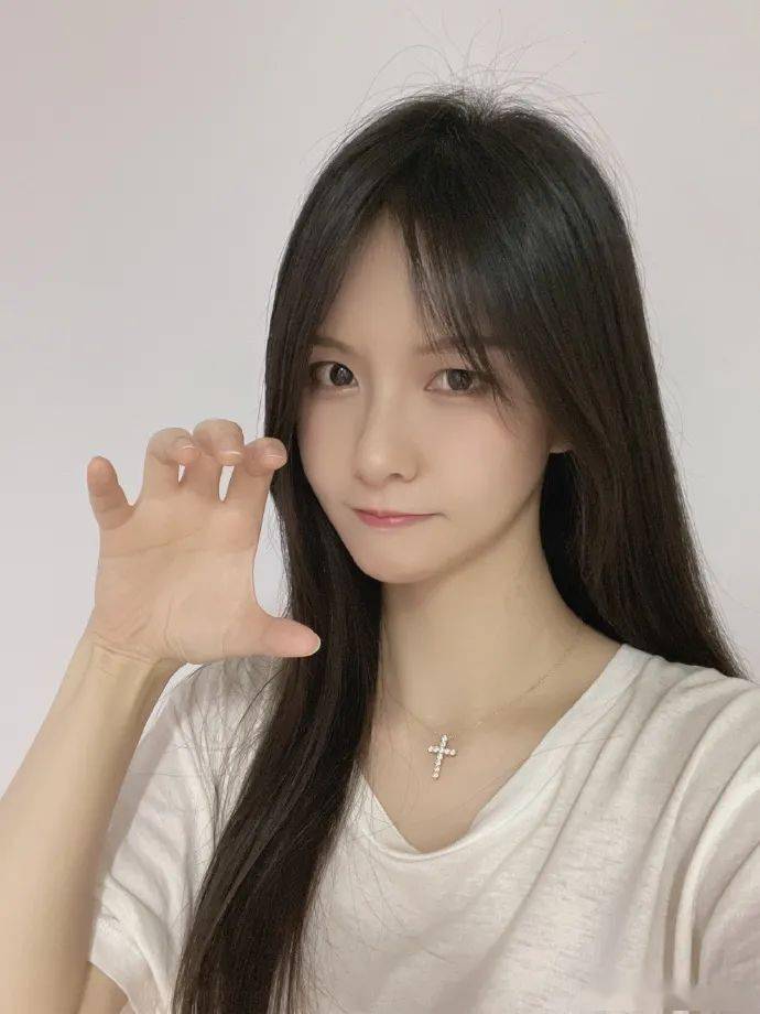 五年之期已到阿冷黑色旗袍上镜庆祝五周年以后将随缘直播