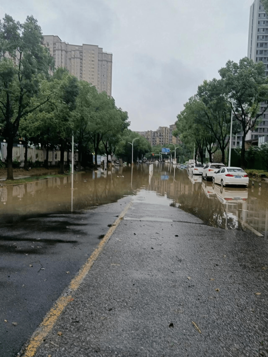 东西湖这条路积水严重,严重影响学生上学!