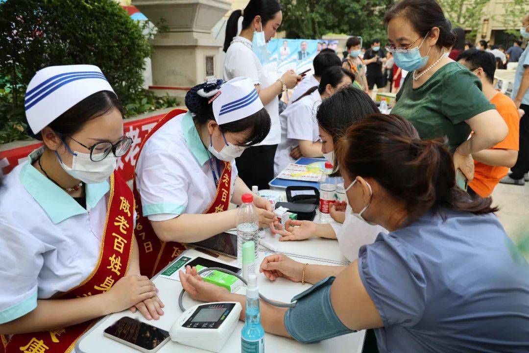 测血糖,用药指导等服务活动现场,神威大药房为现场居民免费提供量血压