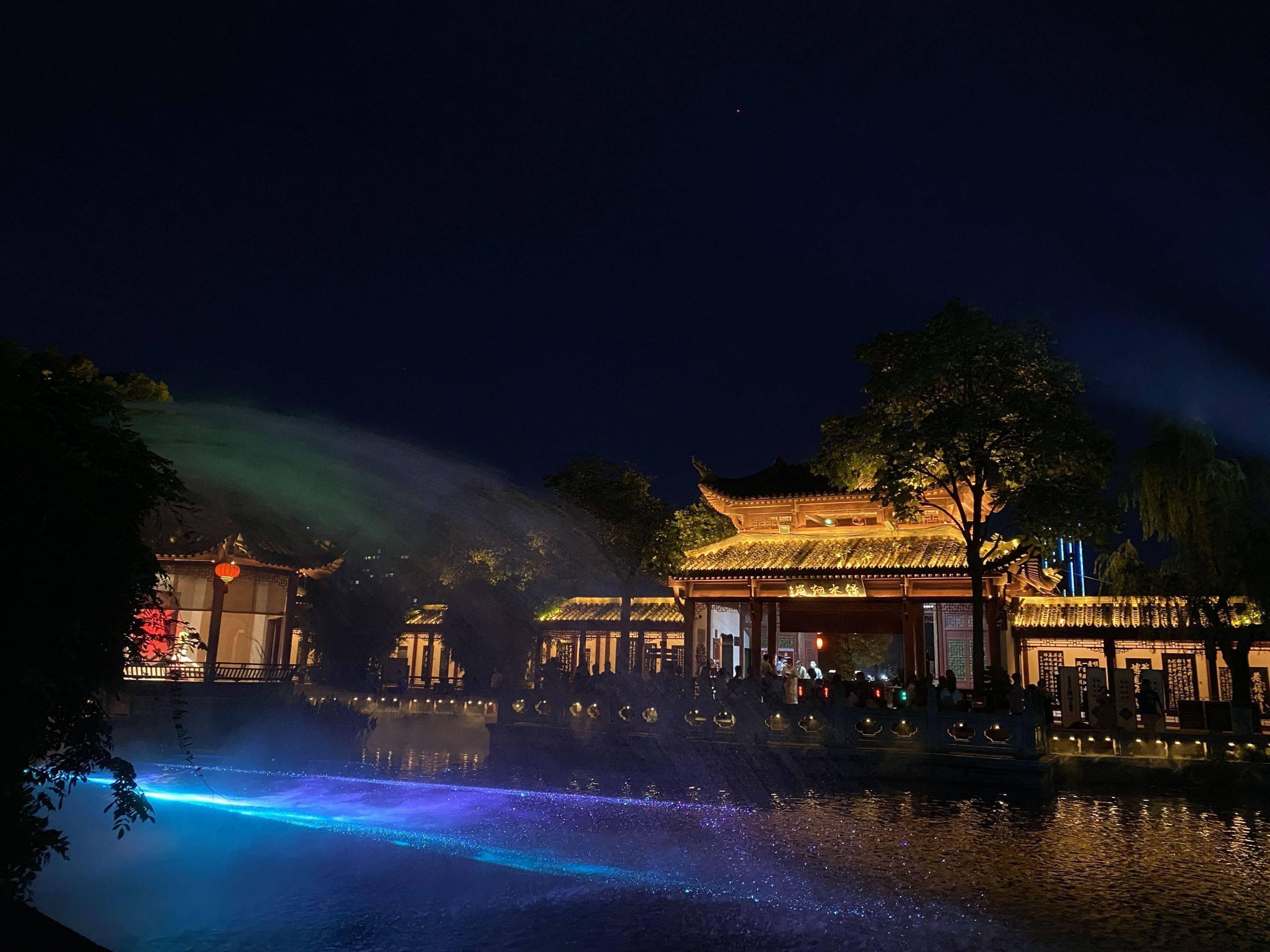 华灯初上,游客拾阶而入,就像穿越到了千年之前的盛唐雅宋.