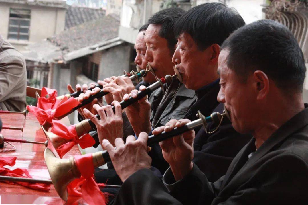 12岁时开始学习唢呐等演奏技巧及工尺谱常识,13岁时便能熟练吹奏《小