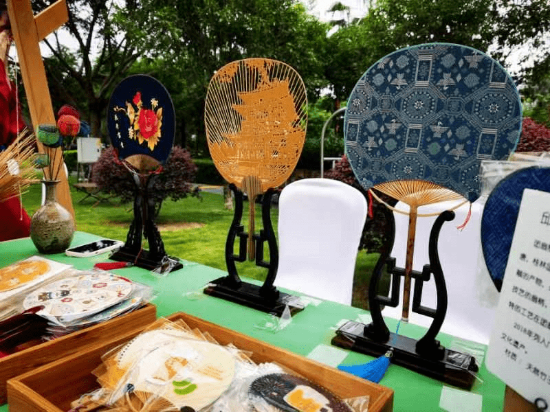 包括非遗美食:糖画,马蹄糕,桂花糕,非遗手作:桂林团扇,漓江石画,黄昌