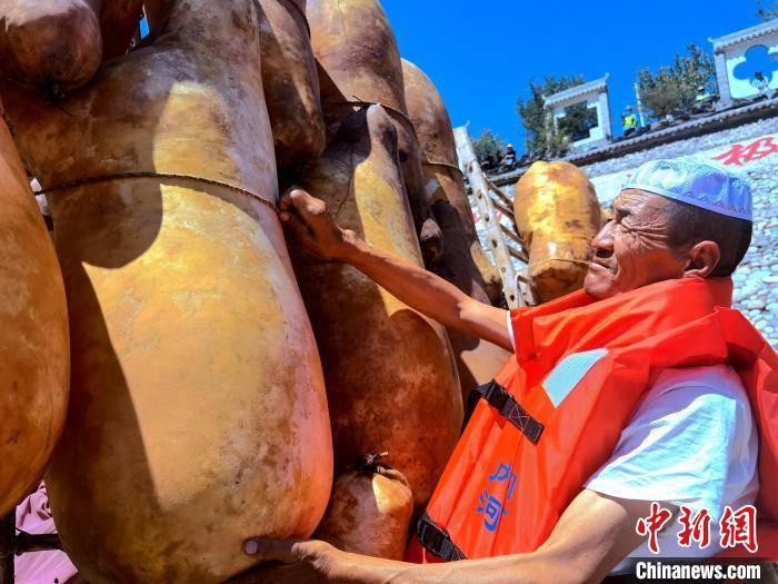 “羊皮筏子”送人载物，黄河上游再现古老渡河方式