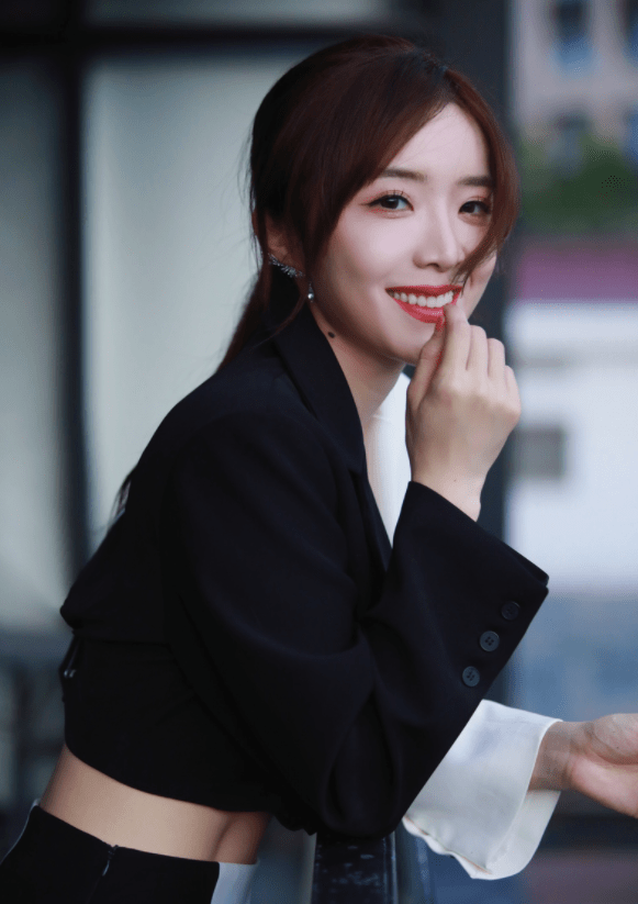 lol晚报:edg惨遭里程"悲",lpl一众美女解说狂秀身材_比赛_大战队_世界