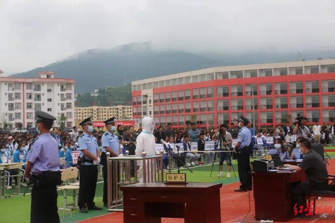 联络喜德县向荣中学学生勒某,让勒某为其联系学生外出务工,并许诺给予