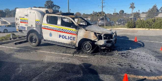 两纵火犯凌晨蓄意烧毁警车!遭西澳警方通缉!视频记录全程!