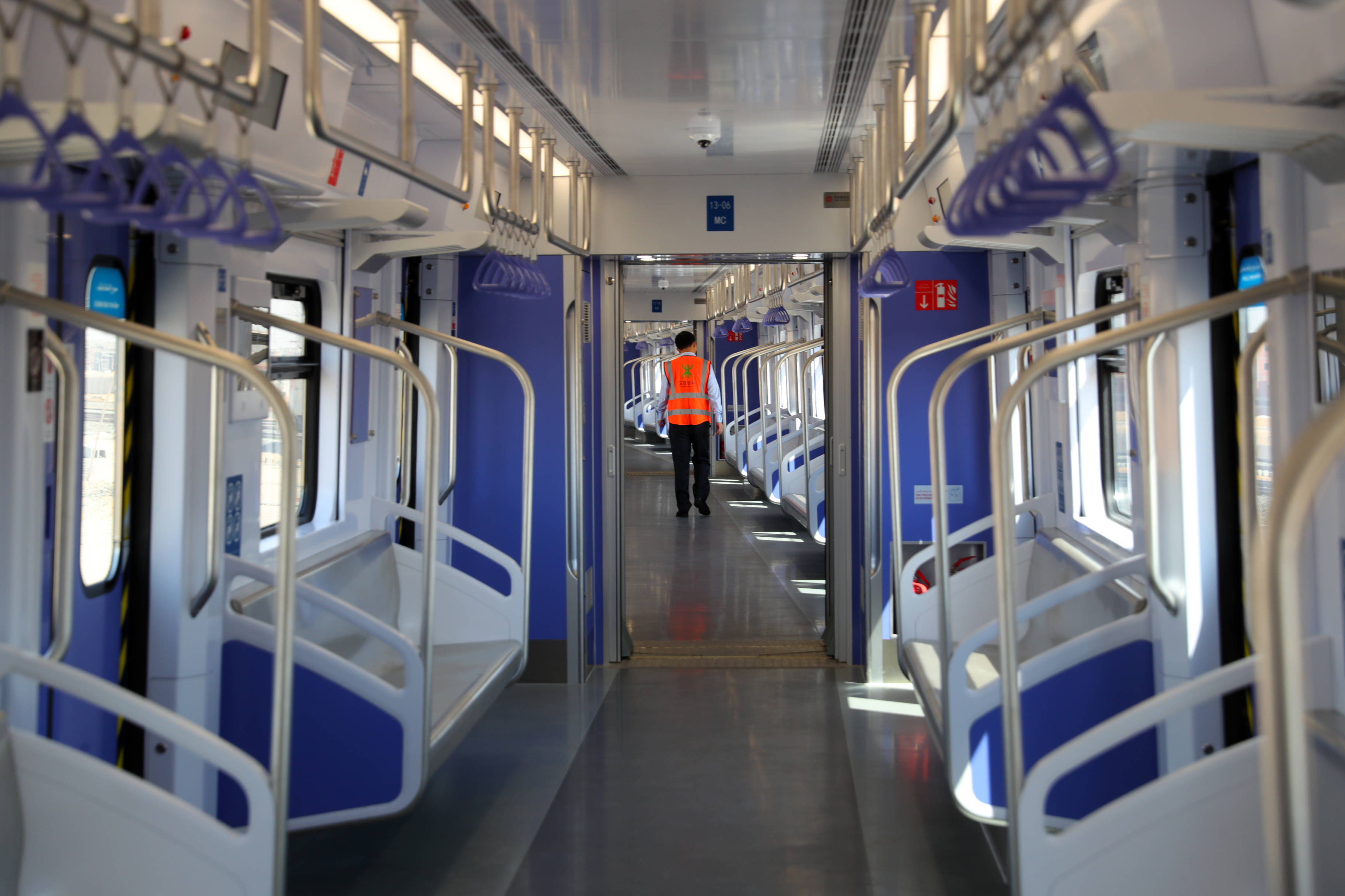 中企承建埃及首条轻轨铁路通车试运行_新华社_列车_中国