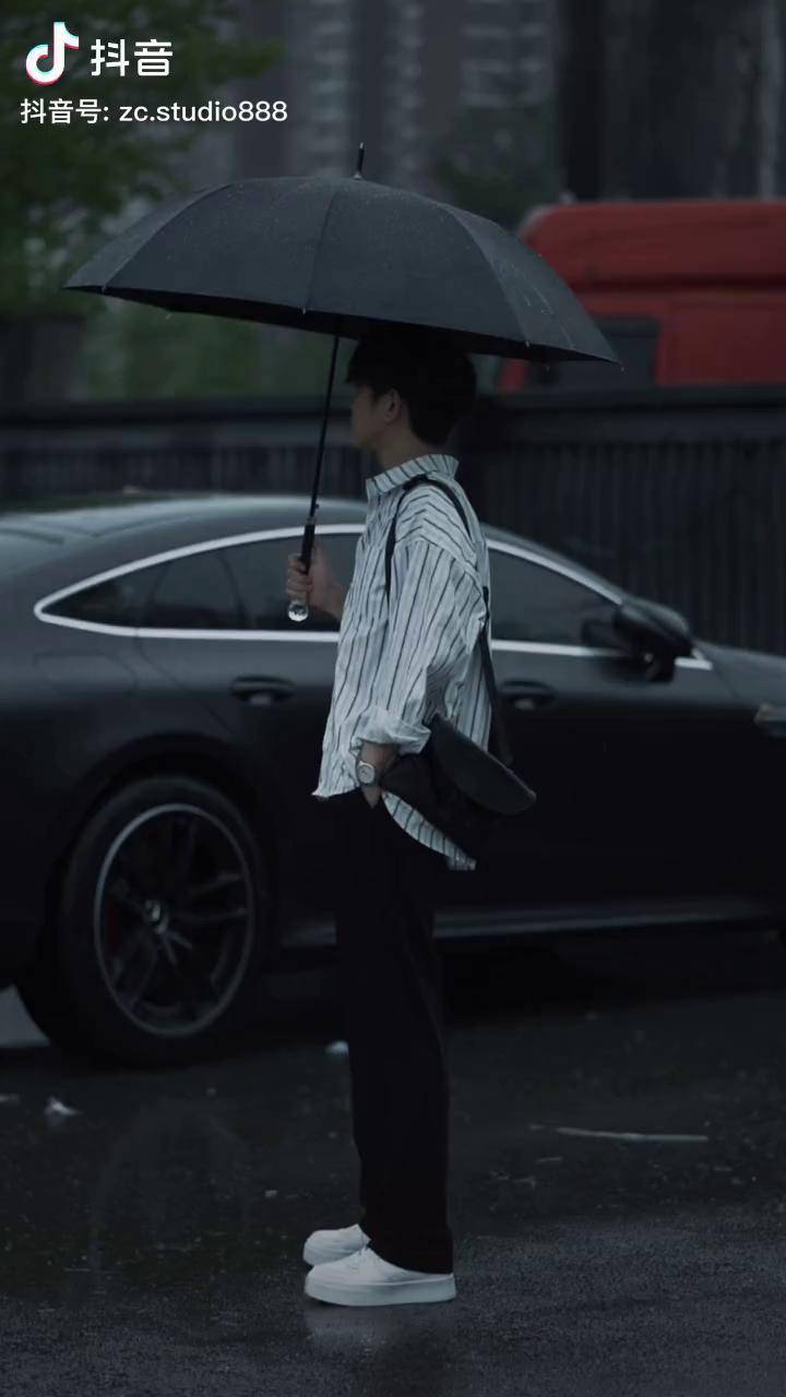 以后的以后下雨天记得自己撑伞简约搭配男生穿搭愿你天黑有灯下雨有伞