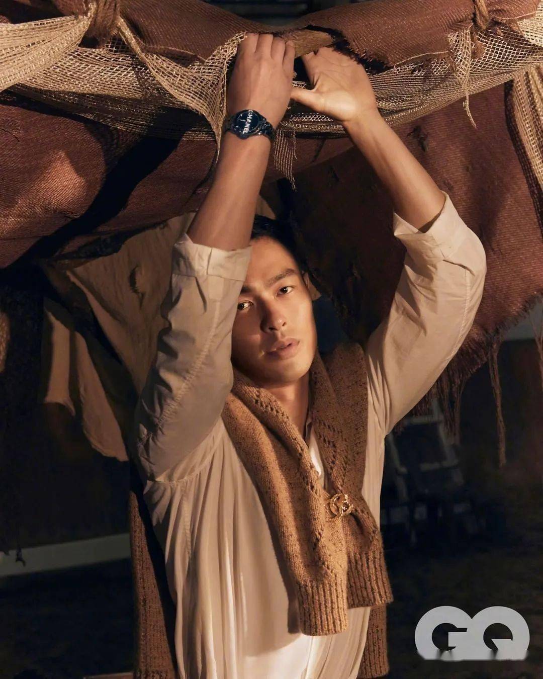 杨祐宁和陈柏霖登上中国台湾版《gq》新刊封面,为某大牌腕表站台.